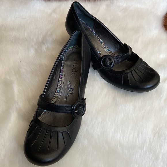 Cute little black shoes size 8 - Picture 2 of 5